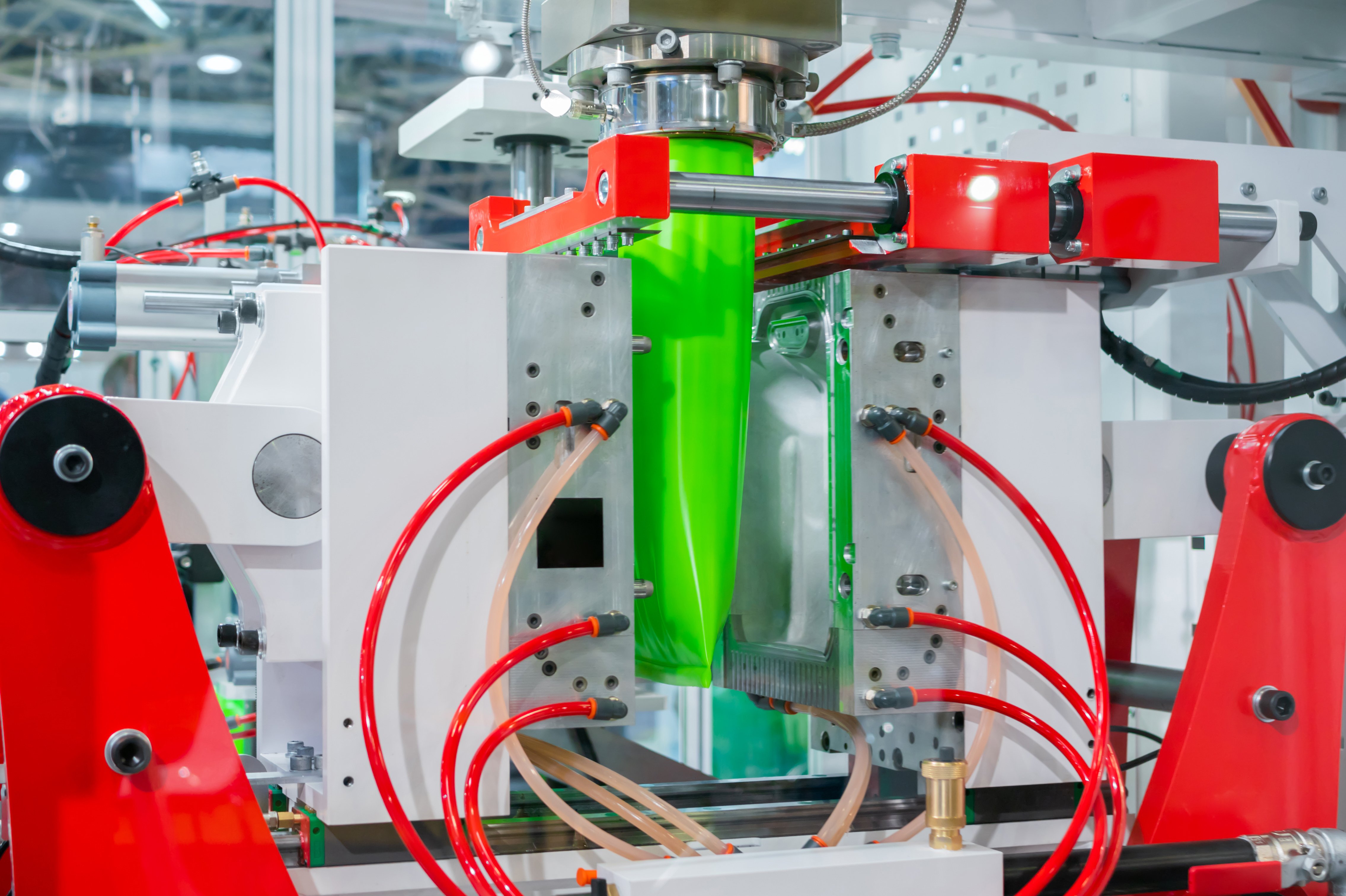 Overview of the blow molding process used to manufacture hollow plastic parts for industrial applications
